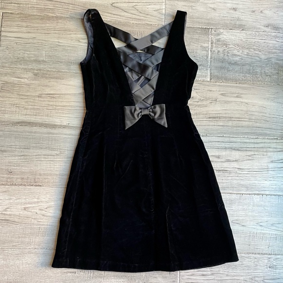 Laundry By Shelli Segal Dresses & Skirts - Laundry By Shelli Segal Black Velvet Mini Dress with Gray Satin Bow